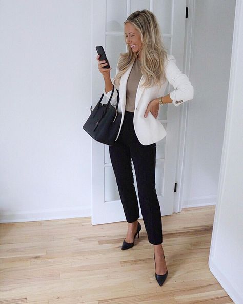 Workwear and Classic Outfits 💗 on Instagram: “Friday, I see you! 🧐 You can find all outfit details by clicking the link in my bio! 🤍” Real Estate Outfits, Conference Outfit, Work Attire Women, Corporate Life, Trendy Outfit Inspo, Business Attire Women, Office Life, Look Formal, Prep Style