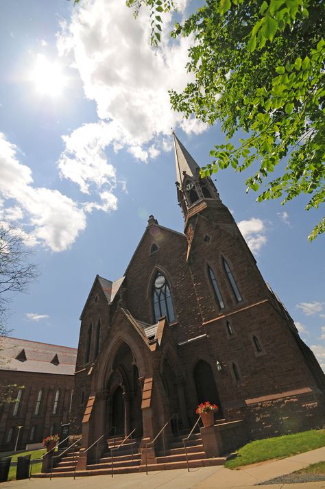 Memorial Chapel at Wesleyan University, Middletown, CT, June 2012. Wesleyan University, College Job, College Aesthetic, Dream College, Scenic Photos, Gunma, College Campus, Future Life, Spring Break