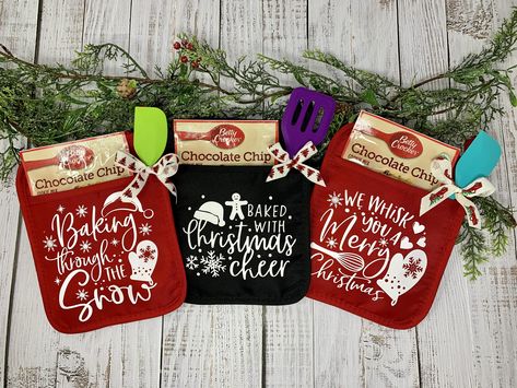 Potholder Gift Ideas Christmas, Pot Holders Christmas, Christmas Pot Holders, Christmas Vinyl Projects, Beach Candle Holder, Christmas Potholders, Cricut Christmas Ideas, Christmas Pots, Christmas Vinyl