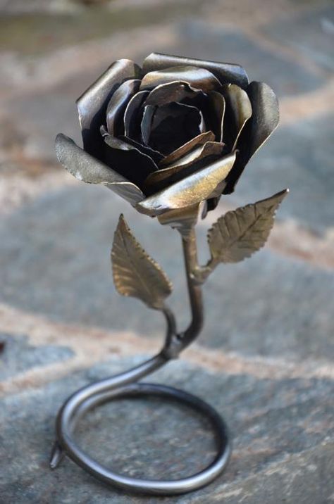 Small Welding Projects, Sheet Metal Art, Welded Metal Projects, Metal Roses, Metal Welding Art, Welding Crafts, Steel Flowers, Metal Working Projects, Welding Art Projects