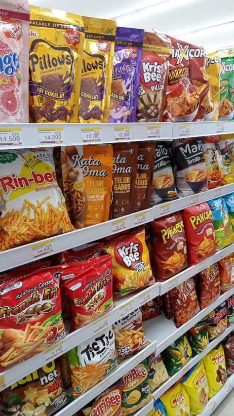 Indomaret Snack Indomaret Aesthetic, Ciki Ciki Makanan, Moodboard Mark, Aesthetic Supermarket, Grab Food, K Food, Junk Food Snacks, Chocolate Filling, Snack Cake