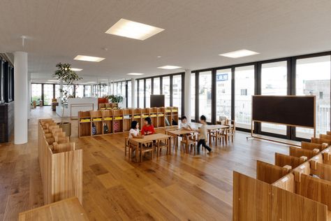 Gallery - D1 Kindergarten and Nursery / HIBINOSEKKEI + Youji no Shiro - 16 Japanese Kindergarten, Japanese Nursery, Kindergarten Classroom Design, Nursery Classroom, Kindergarten Interior, Classroom Interior, Open Ceiling, Kindergarten Design, Japanese Architect