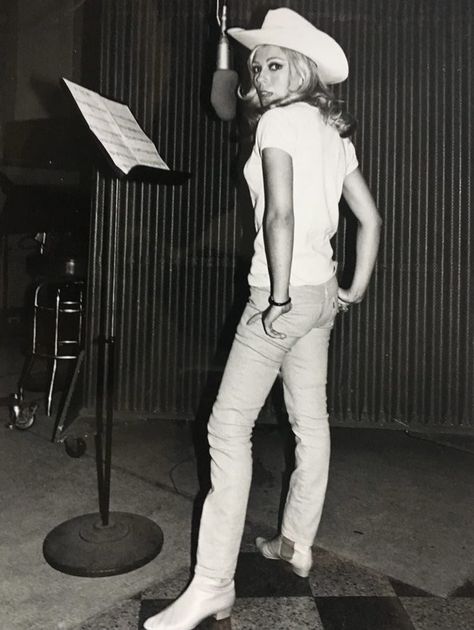 Nancy Sinatra Style, Nancy Sinatra 60s, Tina Sinatra, I Love Country Music, 60s Babydoll, Legendary Women, White Shirt And Blue Jeans, Love Country, Beatiful People