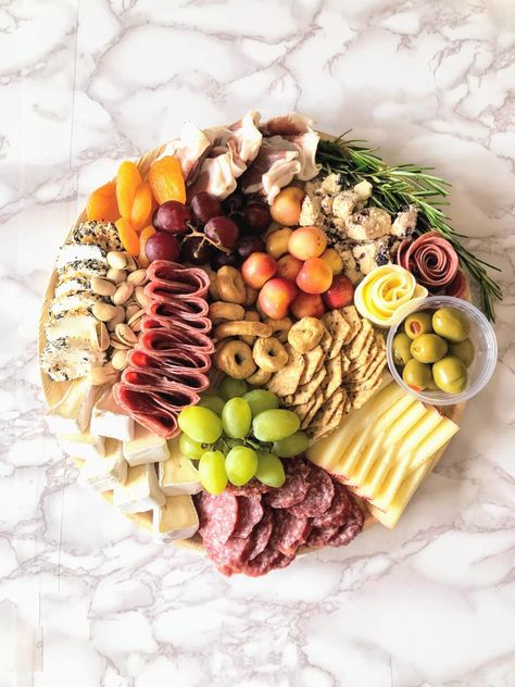 Colorful charcuterie board with a spread of grapes, crackers, meats, nuts, cheeses, and olives Small Grazing Board, Small Grazing Table, Grazing Board, Grazing Table, Charcuterie Recipes, Grazing Tables, Charcuterie Boards, Cocktail Hour, Food Cravings