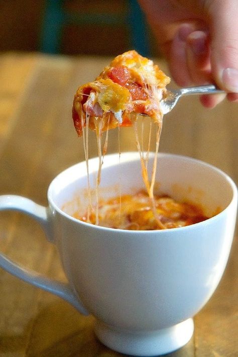 How to make pizza in a mug in a microwave makes a little personal pizza that's cheesy and filled with your favorite toppings. #mugpizza #pizzamug Omelette In A Mug, Pizza In A Mug, Mug Pizza, Struggle Meals, Microwave Mug Recipes, Dorm Food, Microwave Snacks, Pizza Logo, Personal Pizza