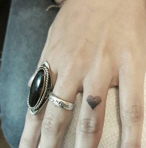 Dotwork Heart Tattoo, Dotwork Finger Tattoo, Small Dotwork Tattoo, Izzy Tattoo, Healed Finger Tattoos, Braided Jewelry Diy, Finger Tattoos Fade, Negative Space Tattoo, Lapidary Jewelry