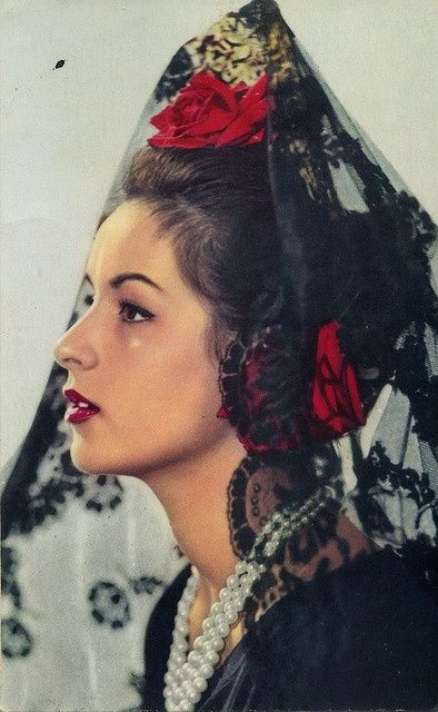 Traditional Black with red roses, mantilla and spanish peineta headpiece. Spanish Woman, Flamenco Dancing, Spanish Fashion, Flamenco Dancers, Argentine Tango, Old Fashion, Folk Costume, Spanish Style, Vintage Beauty