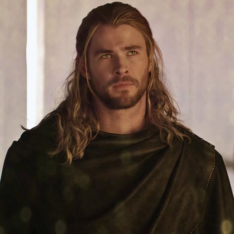 Chris Hemsworth Thor Long Hair, Chris Hemsworth Side Profile, Chris Hemsworth Hair Long, Thor Hot Pics, Blonde Celebrities Men, Thor Long Hair, Thor Hairstyle, Chris Hemsworth Long Hair, Thor Hair