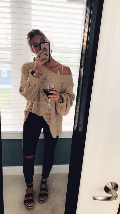 Cozy fall beachy outfit Free people Steve Madden Womens Cute Winter Outfits, Beach In April Outfits, Fall Break Beach Outfits, Boho Cozy Outfit, Cold Beach Weather Outfits, Beach Outfits For Cold Weather, Fall Free People Outfits, Fall Beachy Outfits, Beach Outfits Cold Weather