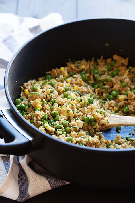 The Best 10 Minute Veggie Fried Rice - brown rice, frozen corn and peas, creamy eggs, fresh herbs, garlic, and ginger. 300 calories. | pinchofyum.com #friedrice #vegetarian #recipe Peas And Corn, Veggie Fried Rice, Crockpot Ideas, Creamy Eggs, Garlic And Ginger, Vegetarian Recipe, 300 Calories, Frozen Corn, Frozen Peas