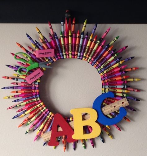 School Wreaths For Front Door, Back To School Wreaths For Teachers, Wreath For Teachers, Teacher Crayon Wreath, Teacher Appreciation Crafts, Classroom Wreath, Crayon Wreath, School Wreaths, Teacher Wreaths