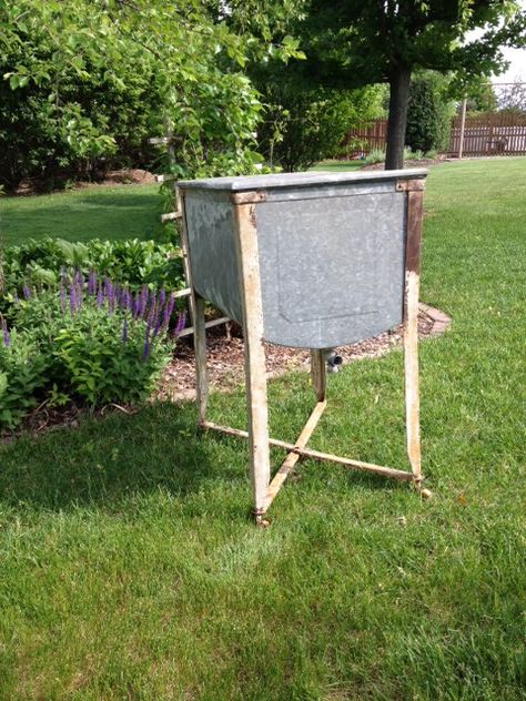 Old Cattle watering trough.  Actually has a hose spiget you can hook up to the bottom and has a cover as well.  Holds water and doesn't leak.  Unique piece for your patio and doubles as a cooler Double Wash Tub Ideas, Wash Tub Ideas, Ideas For Yard, Antique Sink, Galvanized Wash Tub, Wash Sink, Old Bucket, Free Quilt Tutorials, Table Runner Tutorial