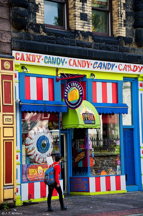 Kiosco Kioscos Ideas, Candy Store Ideas, Candy Store Design, 3d Art Museum, Candy Props, Downtown Halifax, Candy Room, Candy Shops, Baby Branding