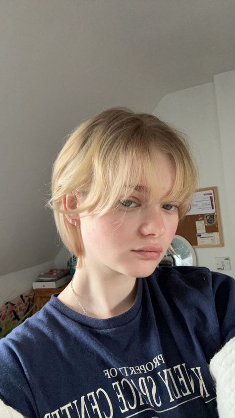 Short blond haircut inspo Woman With Short Blonde Hair, Blonde Really Short Hair, Blonde Haired Girl Aesthetic, Short Blond Haircut, Short Light Blonde Hair, Girl With Short Blonde Hair, Soft Drawings, Oval Face Short Hair, Shoet Hair