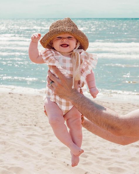 Family Summer Holiday, 3 Month Old Beach Photos, Mom And Baby Beach Aesthetic, Infant Beach Photoshoot, Baby Beach Aesthetic, Summer Baby Photoshoot Ideas, Beach Resort Photo Ideas, Infant Beach Pictures, Beach Baby Pictures