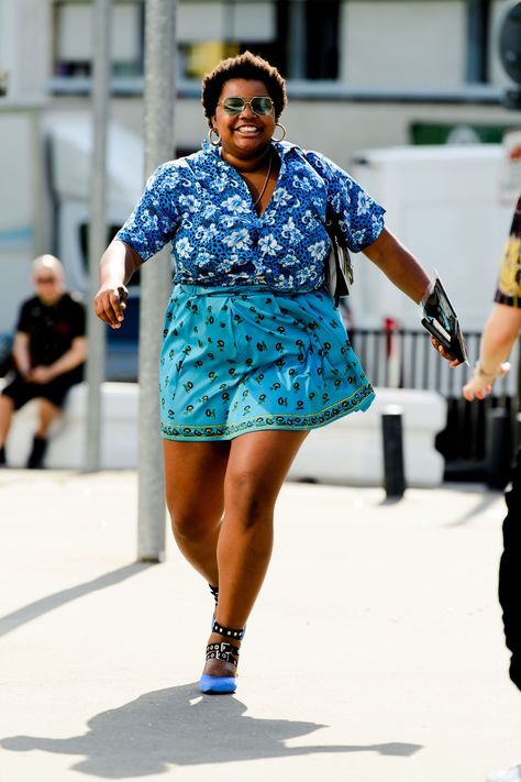 Gabriella Karefa-Johnson TYLER JOE The fashion director of Garage knows how to mix her bold blues. Gabriella Karefa-johnson, Depop Sellers, Streets In Paris, Fashion Director, The Best Street Style, Maximalism, Street Style Paris, Plus Size Models, Style Looks