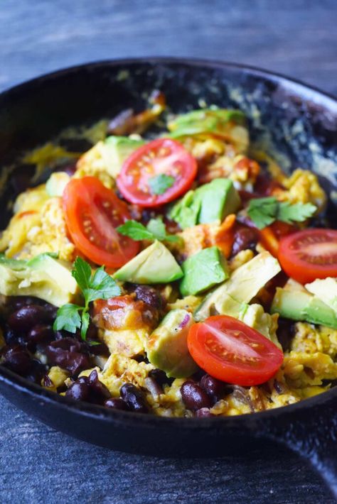 Mexican Scrambled Eggs Recipe, Mexican Scrambled Eggs, Omelette Recipes, Mexican Eggs, Mediterranean Breakfast, Scrambled Eggs Recipe, Kidney Friendly Foods, Breakfast Eggs, Healthy Mexican