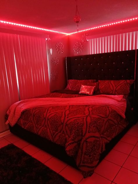 Red Room Inspo Aesthetic, Red Led Lights Bedroom, Red Rooms Bedroom, Cozy Red Bedroom, Couples With Baby, Imvu Bedroom, Tiny Bedroom Ideas For Couples, Bedroom Inspirations For Couples, Girls Bedroom Red