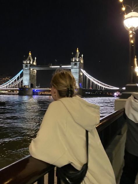 Tower Bridge London Night, Tower Bridge Photo Ideas, London Pics, London Photo Ideas, Bridge Night, Photoshoot London, Study In London, London Vibes, London Dreams