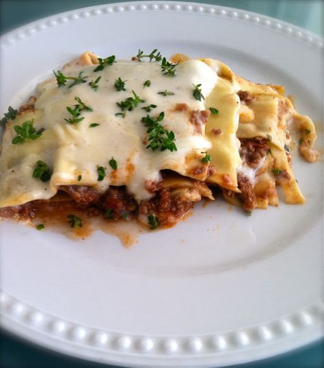 brazilian white sauce lasagna bolognese White Sauce Lasagna, Lasagna Bolognese, White Lasagna, Oven Ready Lasagna, Brazilian Food, White Sauce, I Love Food, Paleo Recipes, Lasagna