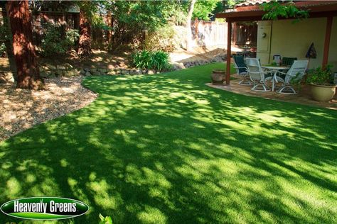 fake grass for yard Diy Artificial Turf, Artificial Grass Patio, Installing Artificial Turf, Turf Installation, Grass Design, Artificial Grass Installation, Grass Stains, Fake Grass, Home Landscape