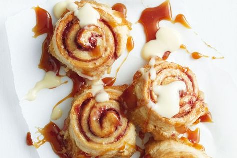 Golden syrup and jam roly-polies Amazing Christmas Desserts, Chicken And Pastry, Tea Cakes Recipes, Turkish Desserts, Custard Desserts, Lemon Custard, Custard Cake, Roly Poly, Golden Syrup