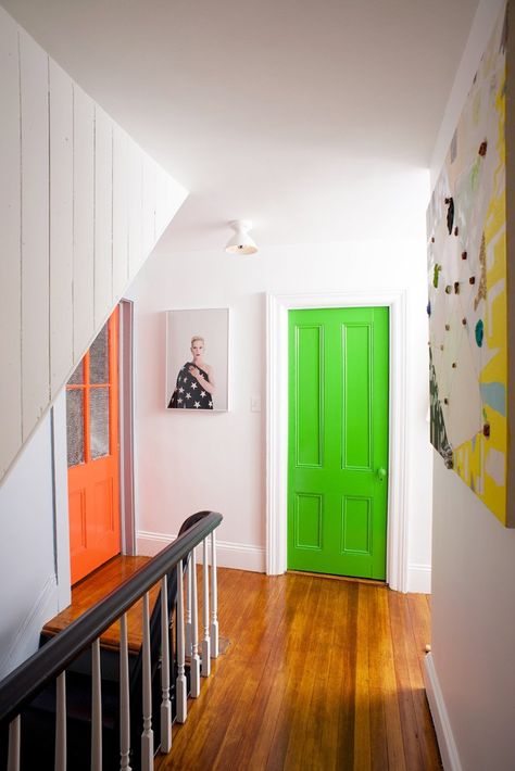 Eye-Catching Bold Doors -white hall with bold doors create a unique, playful atmosphere that feels fresh & cheeky! Painted Interior Door, Tapet Inspiration, Interior Door Colors, Painted Interior Doors, Door Colors, Apartment Decoration, Room Black, Door Design Interior, Interior Painting