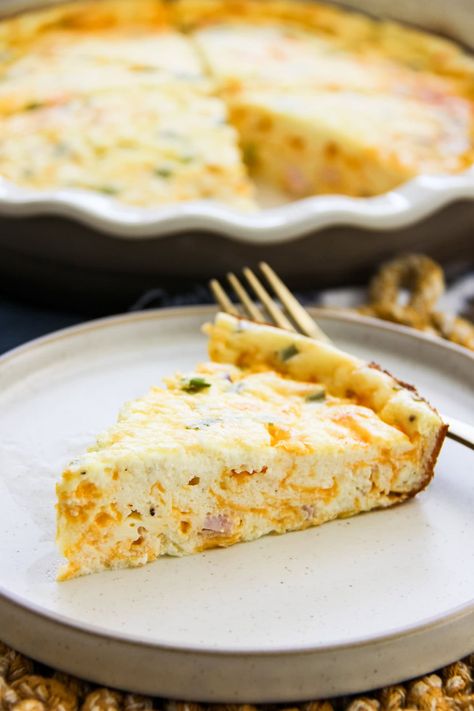 a slice of cottage cheese crustless quiche sits on a plate Breakfast Quiche Crustless, Croissant Breakfast Bake, Cottage Cheese Dinner, Breakfast Quiche Recipes Easy, Bacon And Cheese Quiche, Easy Breakfast Casserole Recipes, Ham And Cheese Croissant, Cheese Croissant, Breakfast Quiche Recipes