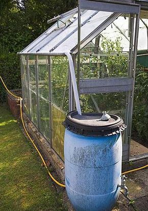 Greenhouse Watering System, Greenhouse Watering, Serre Diy, Greenhouse Irrigation, Diy Greenhouse Plans, Build A Greenhouse, Watering System, Backyard Greenhouse, Small Greenhouse