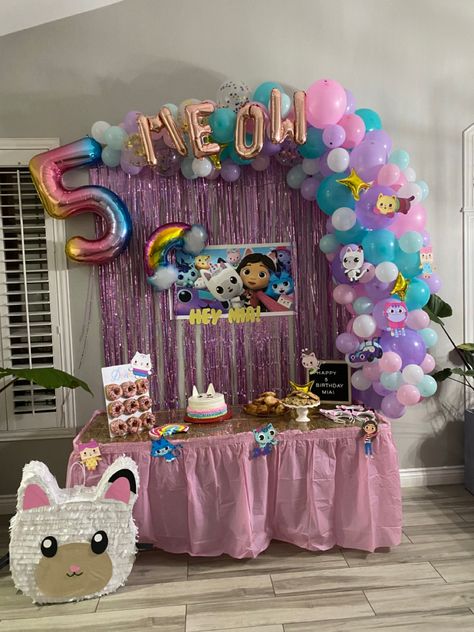 Doorables Birthday Party, Gabbys Dollhouse Birthday Backdrop, Gabbys Dollhouse Table Decor, Gabby Cat Birthday Party Ideas, Gabbys Dollhouse 3rd Birthday Party, Gabbys Dollhouse Balloon Arch, Gabby Cat Party, Gabby Dollhouse Party Ideas, Gaby Dollhouse Party Ideas Decoration