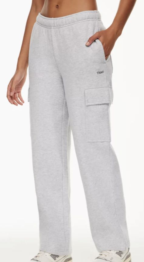 Outfits Aritzia, Aritzia Outfit, Cargo Sweats, Sweat Suits Outfits, Suits Outfits, Sweat Suits, Airport Fits, Sweat Sets, Lazy Day Outfit