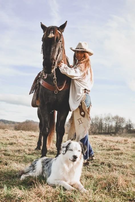 Cowgirl Senior Pictures, Equine Photography Poses, Horse Senior Pictures, Horse And Dog, Horse Photography Poses, Foto Cowgirl, Pictures With Horses, Cowgirl Pictures, Western Photo