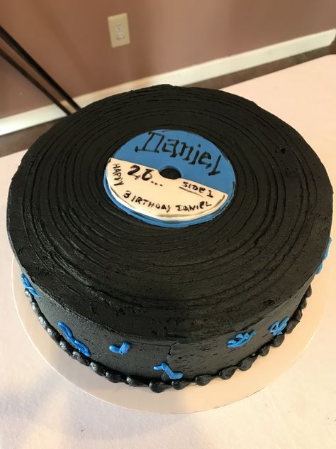 Record birthday cake buttercream Vinyl Birthday Cake, Turntable Cake Ideas, Vinyl Record Cupcakes, Record Cakes Vinyl, Record Player Cake Ideas, Record Cake, Birthday Cake Buttercream, Cake Buttercream, Cupcake Icing