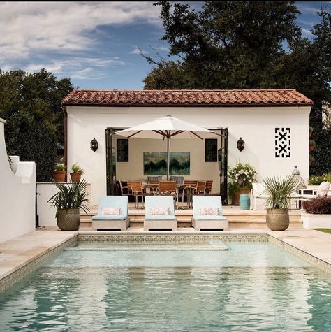 Spanish Style Home Pool, Spanish Style Backyard With Pool, Spanish Style Pool House, Spanish Style Homes With Pools, Spanish Seaside Villa, Spanish Home Backyard, Spanish Swimming Pool Designs, Spanish House Pool, Modern Spanish Pool Design