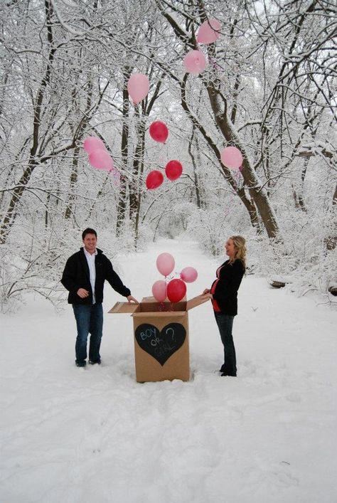 Gender reveal with balloons Gender Reveal With Balloons, Baby Announcement Winter, Winter Pregnancy Announcement, Gender Reveal Photo Shoot, Gender Reveal Pictures, Winter Pregnancy, Christmas Gender Reveal, Pregnancy Announcement Sibling, Gender Reveal Announcement