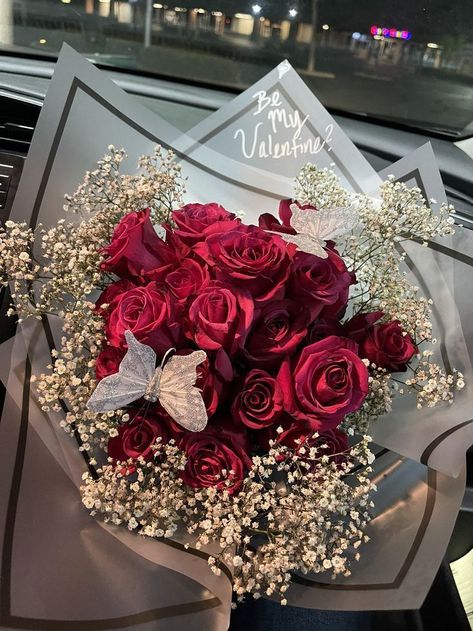 Valentine Day Decorations, Flower Decoration Ideas, Roses Bouquet Gift, Rosen Box, Luxury Flower Bouquets, نباتات منزلية, Flowers Instagram, Boquette Flowers, Flowers Bouquet Gift