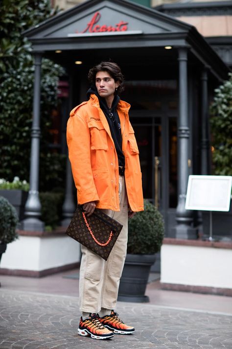 Men Street Look, Sportswear Chic, Orange Streetwear, Milan Street Style, Orange Outfit, Street Fashion Men Streetwear, Style Hoodie, Hoodie Outfit, Men Fashion Casual Outfits