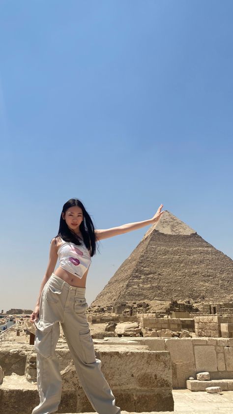 Vacation Poses, Egypt Pyramids, Egypt Aesthetic, Life In Japan, Pyramids Egypt, Singer Art, Travel Pose, Aspects Of Life, 사진 촬영 포즈