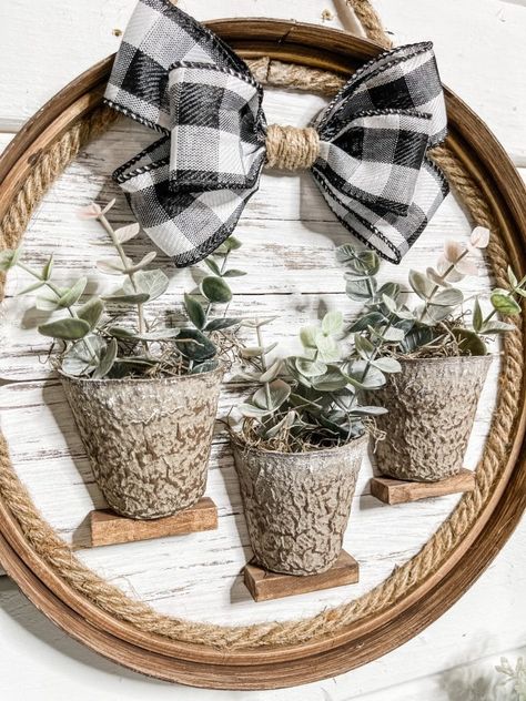 Diy Wood Decor, Diy Farmhouse Ideas, Everyday Crafts, Plate Ideas, Home On A Budget, Dollar Store Diy Projects, Budget Crafts, Farmhouse Crafts, Gift For Mom Christmas