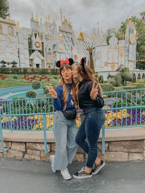 The Best Instagram Spots in Disneyland and California Adventures Outfits For Disneyland, Disneyland Instagram, Disneyland Fashion, Flamingo Balloons, Disney Poses, Sister Trip, Disneyland Secrets, Disneyland Rides, Disney Photo Ideas