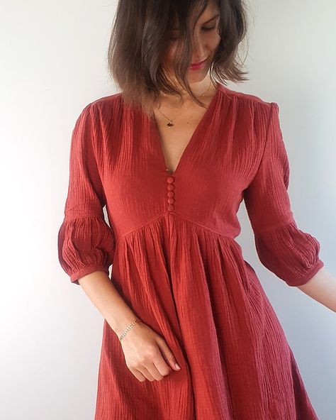 The French Poetry Pleiades dress is flattering for all body shapes with its V-shaped empire waist. The sewing pattern is available in PDF in A0 and A4. French Poetry, Poetry Instagram, Dress Making Patterns, Blouse Pattern Sewing, Dress Sewing Pattern, Knee Dress, Dress Sewing Patterns, Fashion Fabric, Buy Dress