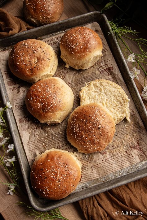 Making homemade hamburger buns is easier than you think! Using just a few pantry staples, you can make soft and fluffy hamburger buns that rival anything in the grocery store. Stuff them with your favorite fillings and enjoy a delicious, homemade meal your family will love! Fluffy Hamburger Buns, Jalapeno Burger Recipe, Traditional Bread Pudding, Beer Cheese Sauce, Hamburger Bun Recipe, Homemade Hamburger Buns, Homemade French Toast, Pulled Pork Leftovers, Homemade Hamburger