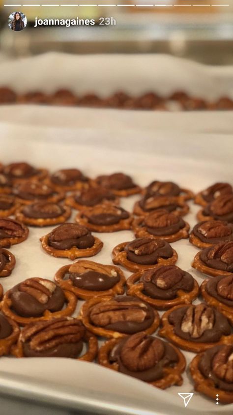 Pretzel, Rolo, Pecan treats (from Joanna Gaines ) Joanna Gaines Christmas, Joanna Gaines Recipes, Christmas Candy Easy, Favorite Holiday Desserts, Diy Christmas Candy, Hot Cocoa Cookies, Desserts Ideas, Favorite Cookie Recipe, Holiday Dessert Recipes