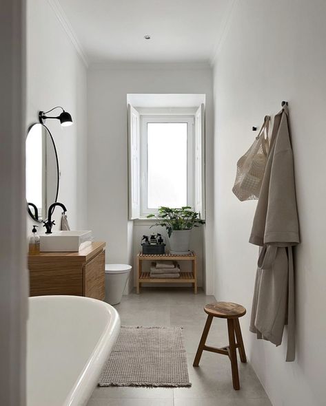 Bathroom Scandinavian Style, Scandinavian Interior Bathroom, Scandinavian Flooring, Modern Minimal Interior, White Heaven, Lisbon Apartment, My Scandinavian Home, Scandinavian Bathroom, Scandi Home