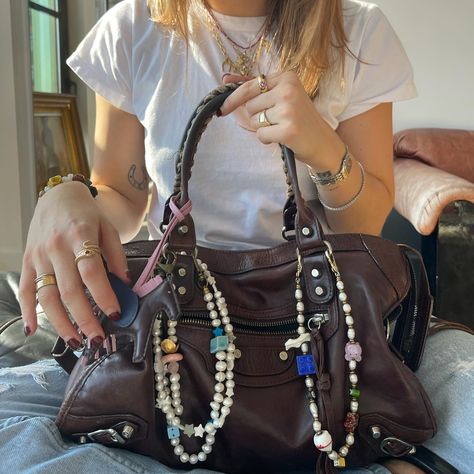 Handbag Accessories Ideas, Tote Bag With Charms, Bags Accessories Ideas, Purse Accessories Ideas, Tiny Bag Outfit, Bag Charms Aesthetic, Brown Bag Outfit, Vintage Bag Outfit, Bag With Charms