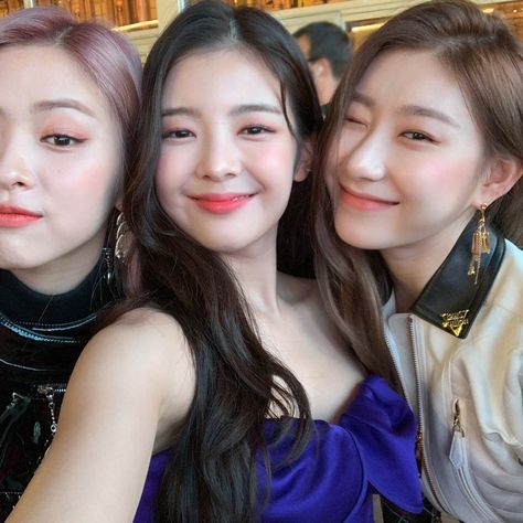 ITZY-LiA Chaeryeong RYUJIN Instagram @itzy.all.in.us Imaginary Friend, Excuse Me, Indie Kids, Girl Crushes, Instagram Update, South Korean Girls, Kpop Girls, Selfies, Girl Group