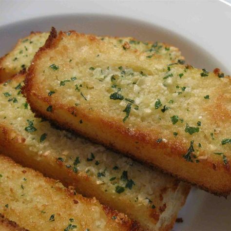 Grilled Garlic Bread Grilled Garlic Bread, Garlic Texas Toast, Grilled Garlic, Toast Ideas, Homemade Garlic Bread, Lemon Chicken Soup, Garlic Bread Recipe, Texas Toast, Quick And Easy Appetizers