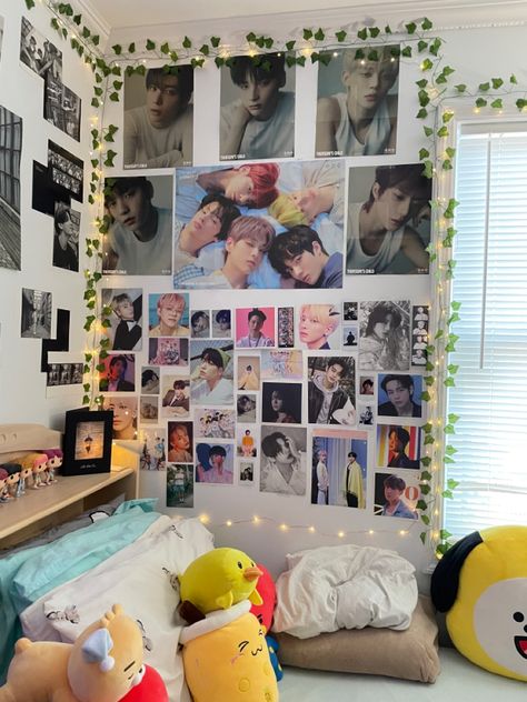 K Drama Room Decor, Kpop Bedroom Decor, Harry Potter Room Inspiration, Kpop Wall Ideas Bedroom, Txt Room Decor Aesthetic, Kpop Poster Wall Ideas Room, K Pop Poster Wall Ideas, Kpop Posters On Wall Bedroom, K Pop Room Ideas