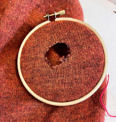 darning sweater Creative Sweater Mending, Mending Hole In Sweater, Creative Darning Ideas, Sweater Patches Diy, Visible Mending Sweater, Mending Sweaters, Knit Mending, Visible Darning, Sweater Mending