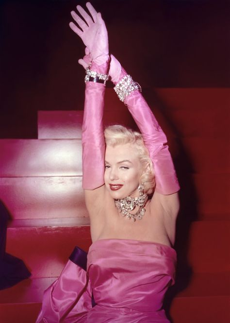 Powerful in pink: The most iconic pink dresses on the big screen Klasik Hollywood, Marilyn Monroe Fotos, Estilo Marilyn Monroe, Mert And Marcus, Rosa Shocking, Photo Rose, Mode Rose, Pink Strapless Dress, Gentlemen Prefer Blondes